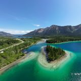 Die Seen im Norden von British Columbia schimmern in den schönsten Grüntönen. Beim "Good Hope Lake" ...
