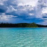 Die bedrohlichen Gewitterwolken lassen den See in einem ganz anderen Licht erscheinen. 
