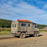 Um nach Inuvik zu gelangen, muss man zweimal die Fähre nehmen. Hier geht es über den Mckenzie River. 
