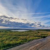 Ab Inuvik nennt sich die Piste "Inuvik-Tuktoyaktuk Highway" und führt auf …
