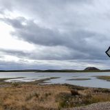 Und da stehen wir tatsächlich in Tuk, wie es von den Einwohnern genannt wird. Diese Ortschaft ist erst seit Ende 2017 ganzjährig per Fahrzeug erreichbar. 
