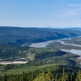 Zurück in Dawson City geniessen wir die Aussicht auf das Goldgräberstädtchen sowie den Klondike/Yukon River vom Dome aus. 

