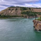 Bei den "5 Finger Rapids" handelt es sich um Stromschnellen im Yukon, wo früher viele Goldsucher auf dem Weg nach Dawson City ihr Hab und Gut bei dem gefährlichen Hindernis verloren haben. 
