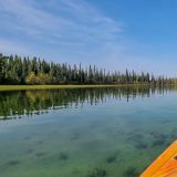 Bei sommerlich warmen Temperaturen gibt es eine ausgedehnte Kayak-Tour auf dem Simpson Lake. 
