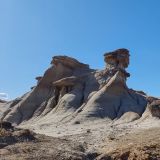 In der knochentrockenen Wüstengegend entdeckt man die unterschiedlichsten Landschaftsformen. 
