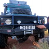 Rebeldes Kühler wird mit einem Netz versehen. Nach der Regenzeit schiesst das Spinifex-Grad in die Höhe und die Samen, welche sich dann am Kühler oder vor allem auch im Auspuff festkleben, haben schon einige Autos in Brand gesetzt. 
