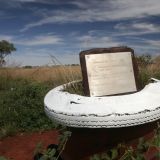 Auch der "Gunbarrel Highway" wurde von "Len Beadell" gebaut. Hier ein weiteres Replikat seines urspünglichen Wegweisers. 
