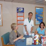 Fruehstueck im Officers Messroom. Neben mir die andere Passagierin Carol und unser Messman Lindo. 
