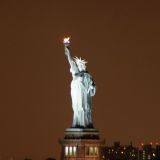 Schon kurze Zeit spaeter fahren wir ziemlich nahe an New Yorks Wahrzeichen vorbei, der Freiheitsstatue.  

