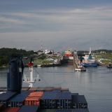 Und hier startet unser Highlight schlechthin. Die Durchquerung des Panama-Kanals. Wir fahren hier langsam zur ersten Schleuse "Gatun".
