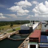 Wir haben die letzte Schleuse passiert und befinden uns nun 24m hoeher, auf dem selben Niveau wie der "Lake Gatun". 
