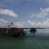 Ein Frachtschiff der "MSC Gruppe" kreuzt unseren Weg. 

