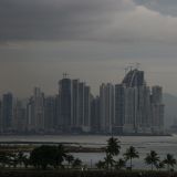 Vorbei an Panama-City geht es hinaus ins offene Meer, diesmal schippern wir ueber den Pazifik. 
