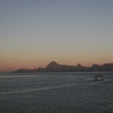 Wir erreichen nun die Inselwelt franzoesisch Polynesiens und geniessen den Sonnenaufgang ueber der Insel "Moorea". 
