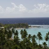 Tuerkisblaue, glasklare Lagunen umgeben den weissen Sandstrand von "Moorea".
