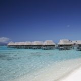 Wie aus einem Suedseeprospekt - Polynesische Ueberwasserbungalows auf "Moorea". 
