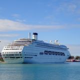 Zeitgleich mit uns trifft ein Passagierschiff im Hafen von Noumea (Neukaledonien) ein. Als wir die riesigen Menschenmassen aus dem Schiff stroemen sehen sind wir total happy, dass wir jeweils nur 3 Passagiere waren. 
