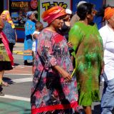Traditionell gekleidete Frauen in Noumea. 
