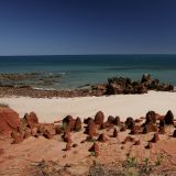 Sieht fast einwenig wie bei den "Pinnacles" aus. Aber diese kleinen Felstürme befinden sich ebenfalls beim "Quondong Point" im "Cape Leveque". 
