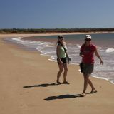 Sonja und Anita beim Muschelsammeln am "Whale Song Beach". An diesem Strand gibt es Muscheln die so gross wie Früchteschalen sind. Und wenn man einmal damit anfängt kommt man in einen richtigen Sammelrausch und merkt gar nicht, wie man 8km in der brennenden Sonne herumläuft und hinterher fast zusammenklappt. Aber die Muscheln waren es wert. 
