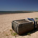Eine Schatztruhe am "Whale Song Beach"? Leider nein, sonst wären wir bestimmt immer noch dort. 
