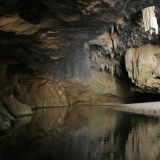 Wir haben das Ende der Höhle erreicht und können uns in der Sonne etwas aufwärmen. Nur nützt das nicht viel, denn der einzige Weg zurück ist der Gleiche wie wir schon vorher gekommen sind.  
