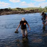 Nicht nur unser Landy muss einige Flussdurchquerungen in den "Kimberleys" machen, nein auch uns geht es nicht besser. Hier sind wir auf dem Weg zu den "Mitchell Falls". 
