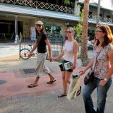 Wiedersehen mit unseren Reisefreunden Sonja und Markus in Darwin. Und wie man sieht, sind die Girls bereits shoppen gegangen und haben sich eine Deluxe-Busch-Dusche gekauft. 
