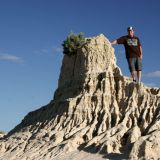 Wenn man die Bilder in einem Reiseprospekt ansieht hat man das Gefühl, dass es sich hier um einen Berg handeln würde. Aber in Wirklichkeit sind die Sandformationen nur wenige Meter hoch.
