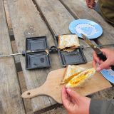 Die erhaltenen Geschenke werden natürlich gleich getestet. Dieses Waffeleisen füllt man mit Leckereien nach Belieben und legt es ins Feuer. Nach ein paar Minuten schon ist das Frühstück fertig. Hier die australische Version eines Sandwiches.
