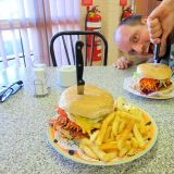 Ja diese riesigen Burger, die gehören zu Australien dazu wie die Känguruh's. Die Besten und Grössten erhält man natürlich dort, wo auch die Trucker-Fahrer essen gehen. 
