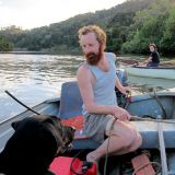 Nachdem wir Carolines Paddelboot und auch gleich noch den Hund abgeholt haben, schippert uns Toni wieder zurück in ihren Regenwald. 
