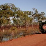 Überraschung auf dem "Savannah Way". Vor uns liegt ein überschwemmtes Gebiet von mehreren Kilometern was bei uns schon einwenig "Pantanal-Feeling" auslöst. 
