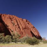 Von Nahem sieht der Uluru wie ein durchlöcherter Schweizer Käse aus. 
