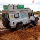 Nach stundenlangem Schaufeln und Sandbleche legen, bringen wir den weissen Landy Schritt für Schritt ans trockene Ufer. 

