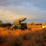 Unser letzter Abend auf dem "Hay River Track". Hier werden wir schon etwas sentimental und sogar richtig traurig. Dies ist unsere letzte Übernachtung im "wirklichen" Outback. Hinter uns liegen die schönsten und vor allem erlebnisreichsten Wochen, welche wir hier in Australien hatten. Wir haben uns als Trostpflaster ein Säckchen roten Sand von der "Simpson Desert" eingepackt, so haben wir doch noch einwenig Outback bei uns im Landy. 
