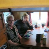 Und wenn es dann regnet, wird einfach drinnen weiter gequatscht. Hier im Land Rover von Peter und Diana aus Sydney. 
