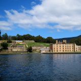 Blick vom Meer aus auf die ehemalige Sträflingsanstalt in "Port Arthur".
