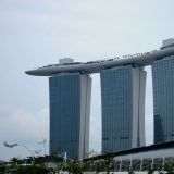 Das futuristische Hotel "Marina Bay Sands Resort" in Singapur. Auf dem Schiffsdach gibt es einen Palmengarten, Swimming-Pool und natürlich einen tollen Ausblick über die ganze Stadt. 
