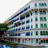 Das alte Polizeigebäude in Singapur zeigt sich sehr farbenfroh mit verschiedenen Fensterbalken. 
