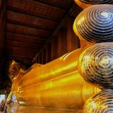 Mit einer Länge von 46m und 15m Höhe ist es extrem schwierig, die ganze Buddha-Figur aufs Foto zu bringen. Fast haben wir es geschafft, nur die kompletten Fusssohlen fehlen. 
