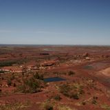 Auf dieser Seite der Mine befindet sich das Verwaltungsgebäude, die Tankstelle, das Wasserbecken welche benutzt wird um den Staub zu mindern und dann natürlich noch die Eisenbahn, die das ganze Gestein nördlich nach "Port Hedland" transportiert.
