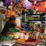 Markt in Salta, viele bunte Farben, frische Gewürze, auf der linken Seita Coca-Blätter, der bolivianische Einfluss bemerkt man sichtlich
