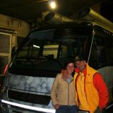 Frank macht mit uns noch eine Privatführung durch seine Halle. Im Hintergrund, der Oxy-Track. Ein Hightech-Mobil mit Druckluft-Kabine
