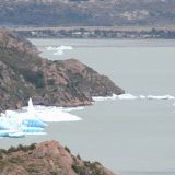 Schon nach kurzer Zeit können wir diverse Eisberge im See entdecken
