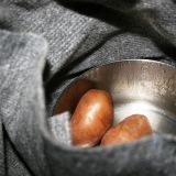 Als Kartoffelwärmer dient ein Teppichresten, als Pfaenneli verwenden wir den Pfannendeckel und zum Ofen wird unser Benzinkocher

