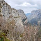 Wir verlassen die Klöster und unternehmen einen Abstecher in den nordwestlichen Epirus, wo sich gemäss Guiness Buch der Rekorde die tiefste Schlucht der Welt befindet, die Vikos-Schlucht. Na ja, so ganz trauen wir diesen Rekorden jeweils nicht :-). 
