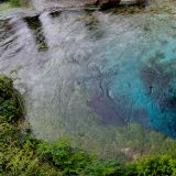... die wasserreichste Quelle des Landes. Die Landschaft ähnelt einem tropischen Regenwald und würde man daher so in dieser Gegend gar nicht vermuten. 
