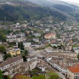 Von den Festungsmauern aus erhält man ebenfalls einen fantastischen Blick über die Dächer von Gjirokastër. 
