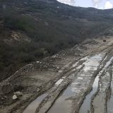 Nach den intensiven Regentagen zuvor bietet sich uns eine regelrechte Schlammpiste auf der SH74 von Këlcyrë nach Berat. Endlich mal wieder ein bisschen 'dräckle'.
